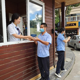 茶人巴士公司開展“戰(zhàn)高溫、保安全”送清涼活動(dòng) 